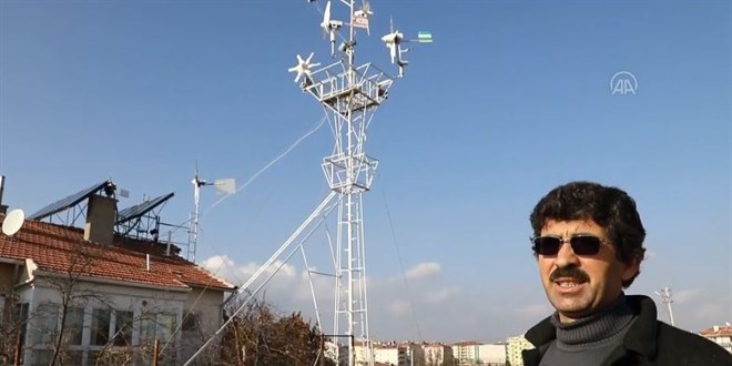 Öğretmen, evinin elektriğini rüzgardan sağlıyor