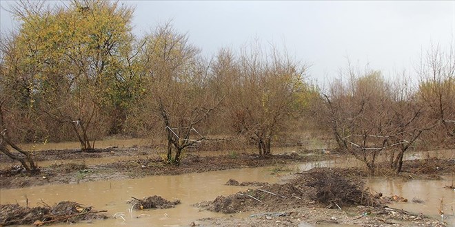 Antalya'da kuvvetli yağış su baskınlarına yol açtı