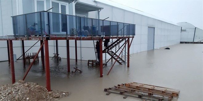 Antalya'da kuvvetli yağış etkisini sürdürüyor
