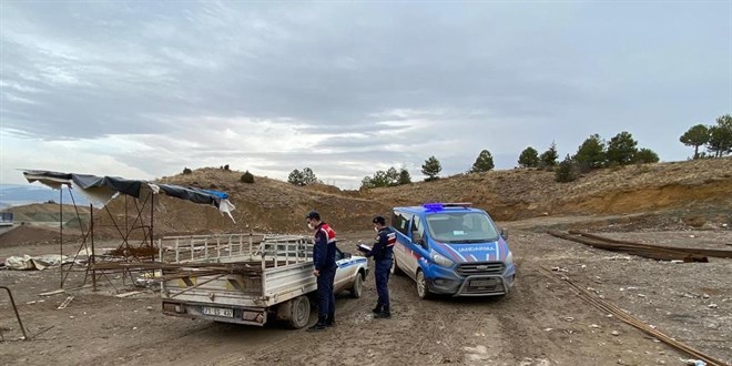 Yüksek hızlı tren hattından demir çalarken suçüstü yakalandı