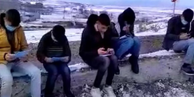 Köydeki öğrenciler: Her sabah bu dağın başına çıkıyoruz, bu soğukta donuyoruz