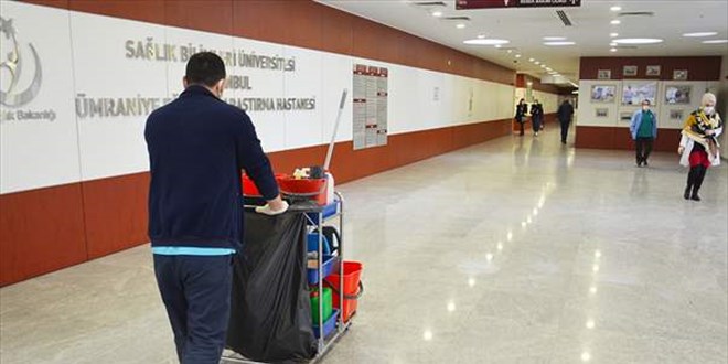 Hastanelerin hijyeni ve güvenliği için gece gündüz görevdeler