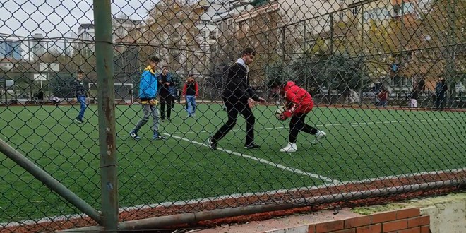 Beyoğlu'nda sokağa çıkma kısıtlamasında çocuklar dışarı çıktı