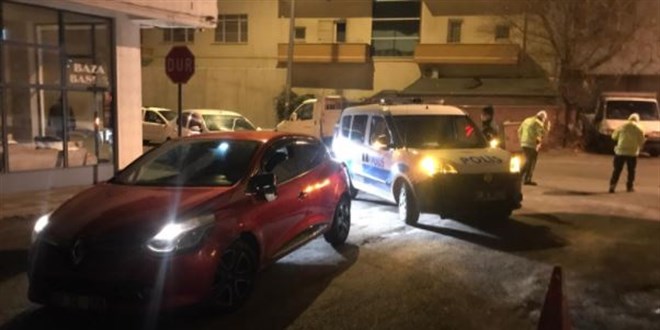 Polis aracına çarpıp kaçan ehliyetsiz sürücü yakalandı