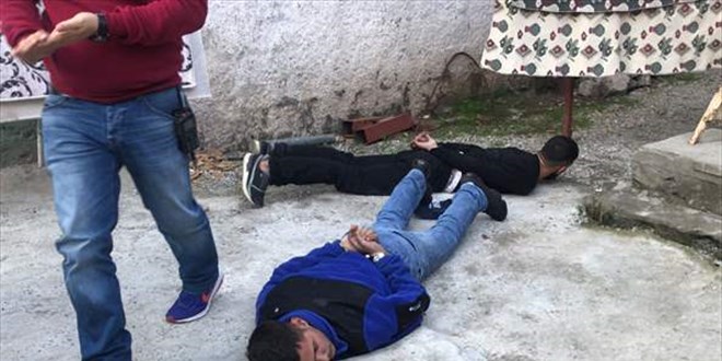Adana'da polise silah ekip kamak isteyen 4 pheli yakaland