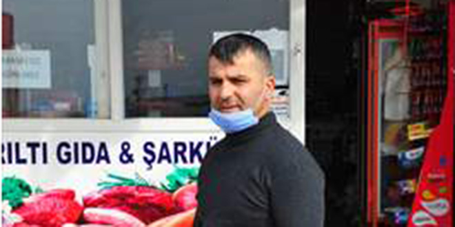 Hırsızlık yaparken müşteriye ekmek sattı, kasaya 5 lira bırakıp kaçtı