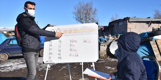 Yazı tahtasını omuzlayan öğretmen için köyün her yeri eğitim yuvası oldu