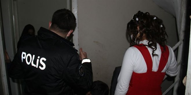 Evde kına gecesi düzenleyen 21 kişiye ceza kesildi