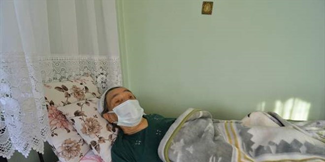 Polis memurunun sırtında taşıdığı nine: 'Allah, bin kez razı olsun'