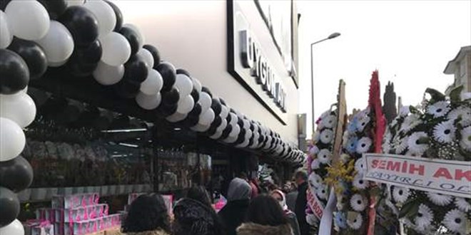 Yeni açılan alışveriş merkezi önünde sosyal mesafesiz kuyruk