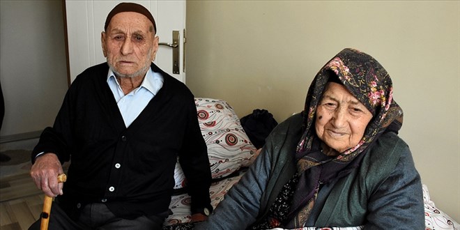 Asırlık çift hastalıktan habersiz Kovid-19'u evlerinde yendi