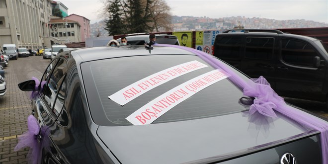 Boşanma davası için adliyeye böyle geldi