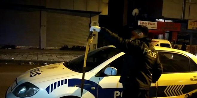Taksi durağına 'kılıç' ile saldırdı, taksiciler tarafından hastanelik edildi