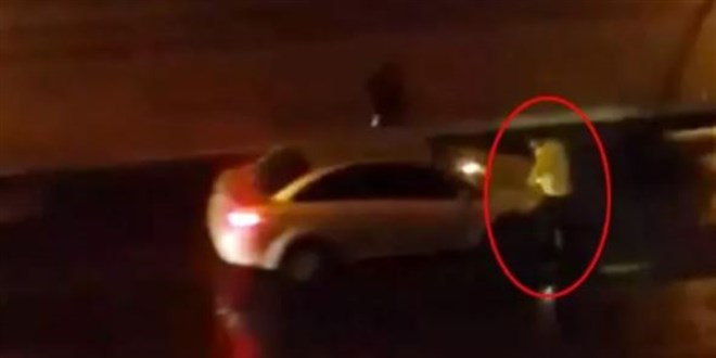 Antalya'da 2 sürücü, polisin üzerine araçlarını sürdü