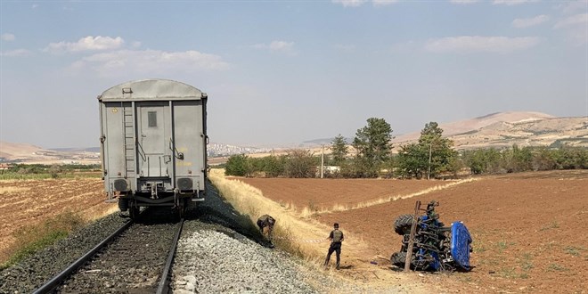 Yük treninin çarptığı traktörün sürücüsü hayatını kaybetti