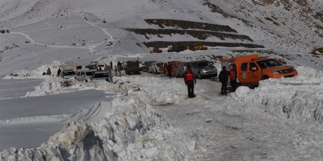 Çığ düşen bölgedeki arama çalışmalarına ara verildi