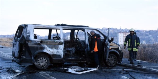 Minibüste soludukları çakmak gazı patladı: 3 yaralı