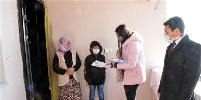Hazırladıkları ders notlarını köyleri gezerek öğrencilere dağıttılar