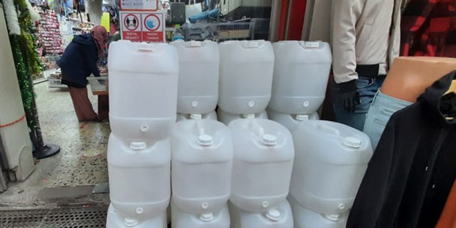 48 saat sürecek su kesintisine karşı vatandaş su depoluyor