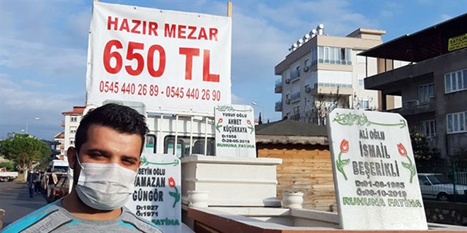 Pazarda 'hazır mezar' tezgahı açtı