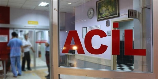 Otomobille çarpışan polis aracındaki 3 memur yaralandı