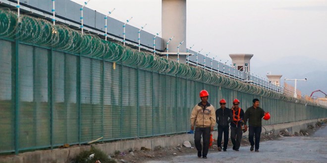 in'in fabrika kurup, Uygurlar zorla altrd' iddias