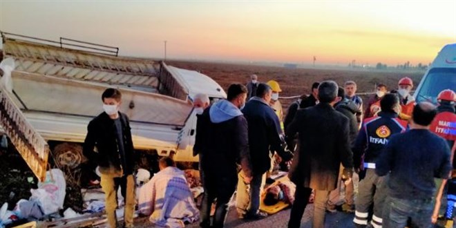 Mardin'de tarım işçilerini taşıyan kamyonet devrildi: 22 yaralı