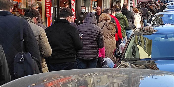 Yılbaşı öncesi şaşırtan kuyruk! Saatlerdir bekleyen var