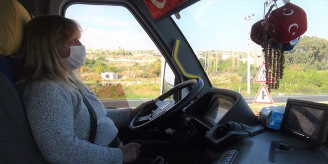 Kayıp eşyasını bulmak için minibüs durağına gitti, şoför oldu