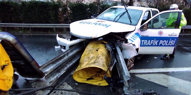 İstanbul'da polis aracı bariyerlere çarptı, iki polis yaralandı