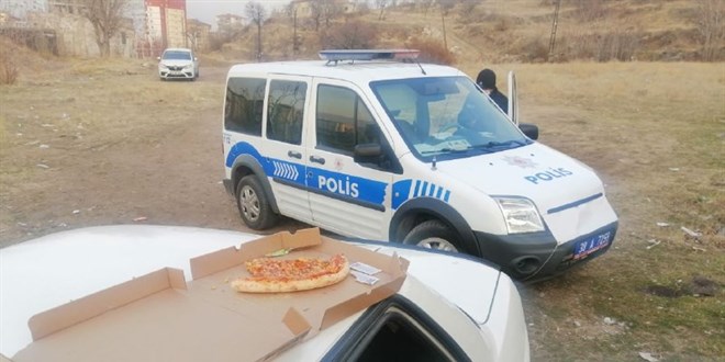 Çaldıkları arabada pizza yerken yakalandılar