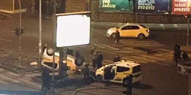 Taksiciler boş yolda kafa kafaya çarpıştı: 2 yaralı