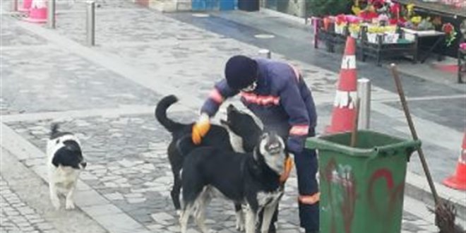 Temizlik işçisinin davranışı görenlerin yüreklerini ısıttı