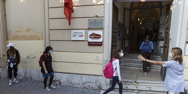 Salgın dünya genelinde eğitimi de sekteye uğrattı