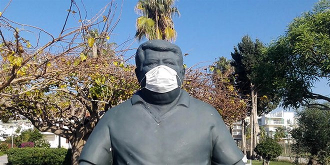 Eski Cumhurbaşkanı Özal'ın heykeline maske takıldı