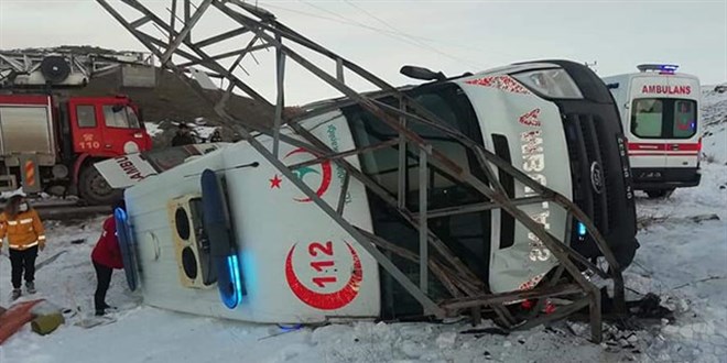 Hasta taşıyan ambulans kaza yaptı: 5 yaralı