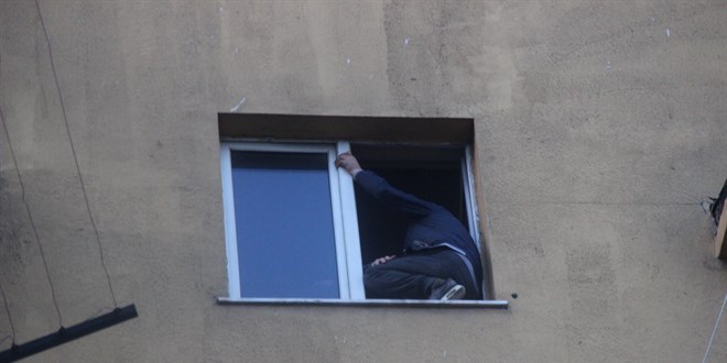 Hastane penceresinde intihara kalkışan şahsı polis ikna etti
