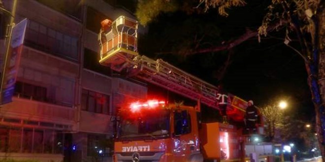 Sağlık ekiplerine kapıyı açamayan kişinin yardımına itfaiye yetişti