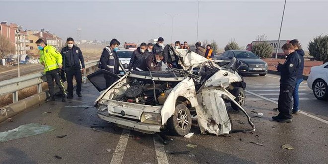 Otomobil kaza yapan araçlara çarptı: 1'i polis 3 yaralı