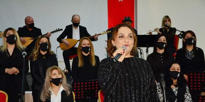 Öğretmenler sahneye öğrencileri için çıktı