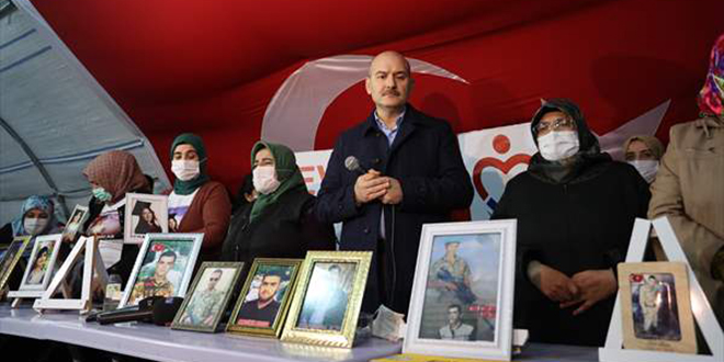 Bakan Soylu, evlat nöbetindeki ailelerle buluştu