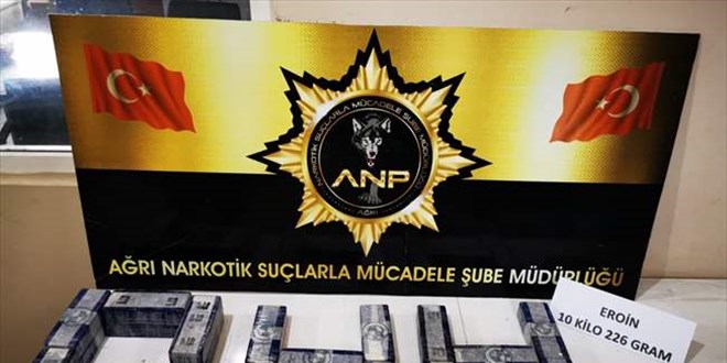 Ağrı'da polisler ele geçirdikleri eroin paketleriyle 'ohh' yazdı