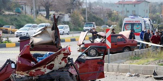 Muğla'da iki otomobil çarpıştı: 2 ölü, 3 yaralı