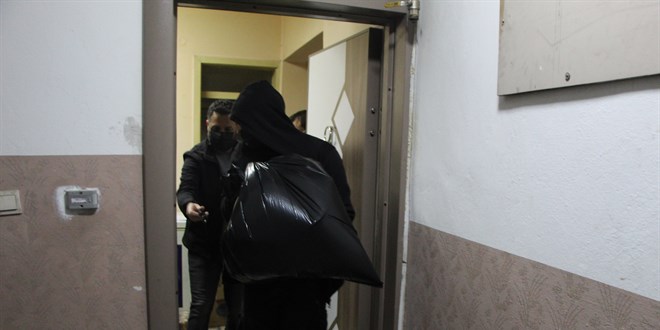 Kapının önüne çocuk ayakkabısı koyup kumar oynayanlara baskın