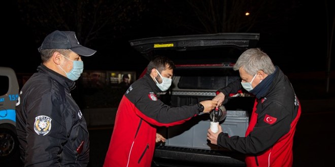 İHH'dan başkentte görev başındaki polislere çorba ve çay ikramı