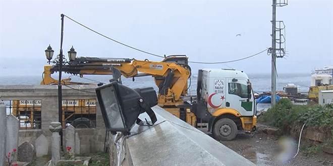 Üsküdar'da 441 yıllık tarihi cami önüne yol yapımı tartışması
