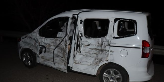 Traktörün fırlayan lastiği polis aracına çarptı: 1 yaralı