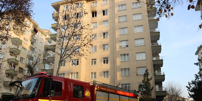 Doğum günü pastasındaki mum yangın çıkardı, canlarını zor kurtardılar
