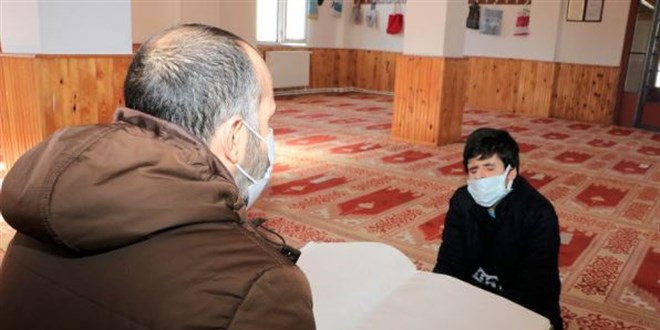 Görme engelli müezzin eğitim azmiyle gönüllere ışık oluyor