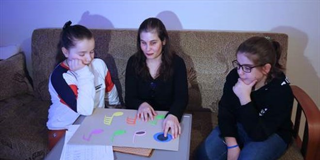 Ahizer öğretmen öğrencilerine 'gönül gözü' ile müzik öğretiyor